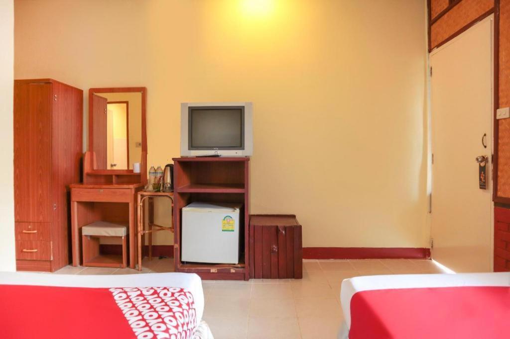 Oyo 681 Paradise Hotel Ао Нанг Экстерьер фото