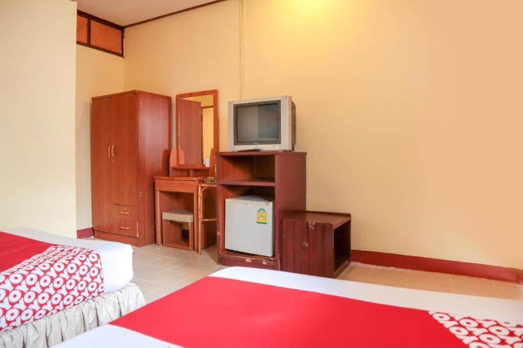 Oyo 681 Paradise Hotel Ао Нанг Экстерьер фото