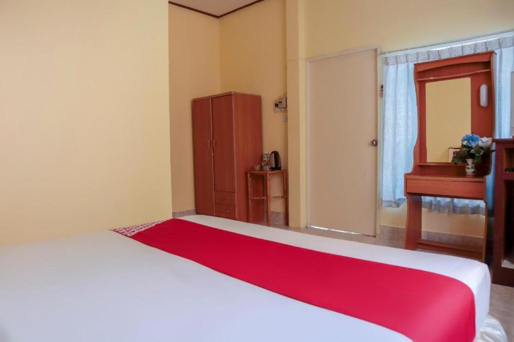Oyo 681 Paradise Hotel Ао Нанг Экстерьер фото